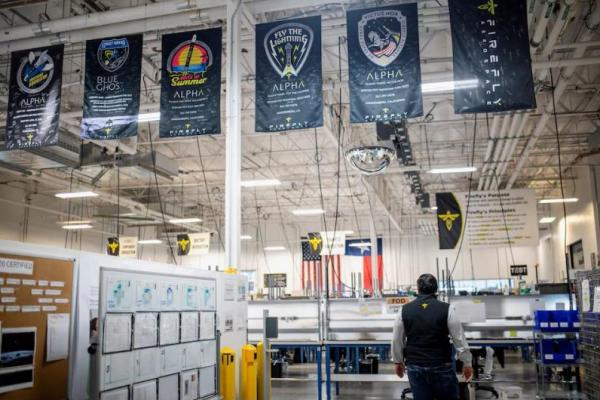 CEO Firefly Aerospace, Jason Kim, berjalan di pusat operasi misi Firefly Aerospace di Leander, Texas, AS, 9 Juli 2025. REUTERS 