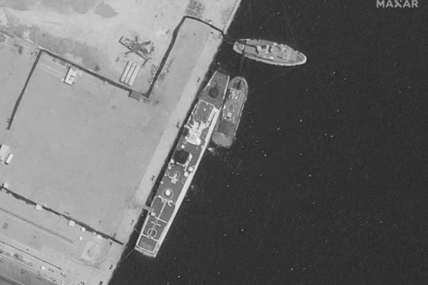Citra satelit kapal penjaga pantai Tiongkok yang baru-baru ini rusak sedang diperbaiki, di Pangkalan Angkatan Laut Yulin, di Sanya, Pulau Hainan, Tiongkok, 21 Agustus 2025. Maxar Technologies via REUTERS 