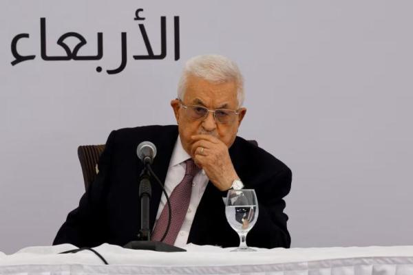 Presiden Palestina Mahmoud Abbas terlihat saat mengunjungi Pusat Kanker Istishari di Ramallah, Tepi Barat yang diduduki Israel, 14 Mei 2025. REUTERS 