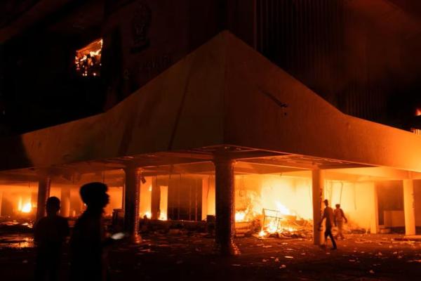 Para pengunjuk rasa berkumpul di dekat gedung DPRD yang terbakar, dalam aksi protes menentang tunjangan anggota DPR, di Makassar, Provinsi Sulawesi Selatan, Indonesia, 30 Agustus 2025. REUTERS 