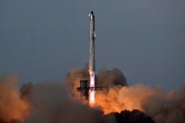 Sebuah roket pendorong SpaceX Super Heavy yang membawa pesawat ruang angkasa Starship lepas landas dalam uji terbang ke-10 di landasan peluncuran perusahaan di Starbase, Texas, AS, 26 Agustus 2025. REUTERS 