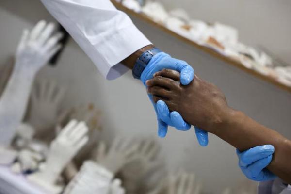 Ubokobong Amanam, 28, yang kehilangan anggota tubuh, mencoba berjabat tangan menggunakan lengan bionik yang menyerupai daging, di Uyo, negara bagian Akwa Ibom, Nigeria, 15 Agustus 2025. REUTERS 