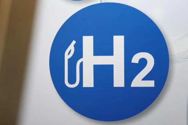 Logo H2 terpampang di pameran Hyvolution di Paris, Prancis, 28 Januari 2025. REUTERS 
