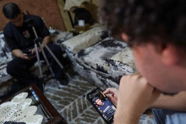 Abdulrahman Hisham, 20 tahun, seorang kreator konten media sosial asal Mesir, di kediamannya di Kairo, Mesir, 20 Agustus 2025. REUTERS 
