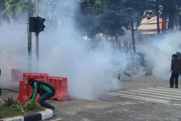 Suasana aksi massa di depan Mako Brimob Kwitang pada Jumat (29/8/2025) (Foto: M.Habib Saifullah/Katakini.com) 