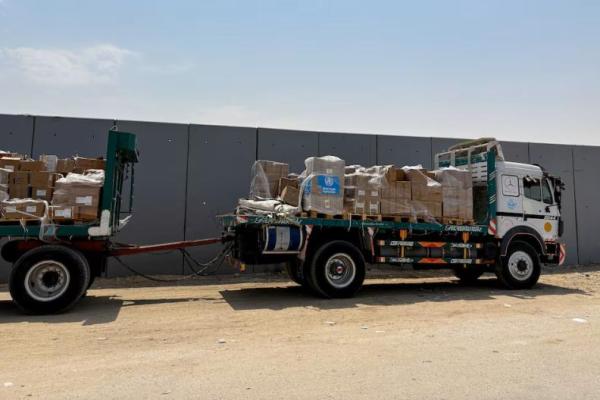 Sebuah truk pengangkut bantuan kemanusiaan dari Organisasi Kesehatan Dunia berdiri di dekat perlintasan perbatasan Rafah antara Mesir dan Jalur Gaza, di Rafah, Mesir, 11 Agustus 2025. REUTERS 
