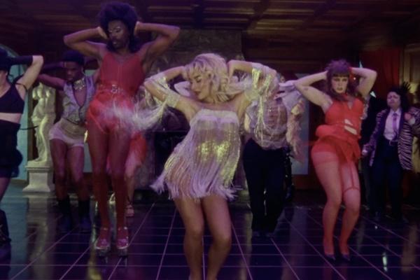 Sabrina Carpenter pakai lingerie vintage Victoria`s Secret Naomi Campbell di video musik Tears. (FOTO: YOUTUBE) 