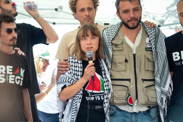 Greta Thunberg, tengah, bersama Thiago Avila, kanan, berbicara kepada wartawan di Catania, Italia, pada 1 Juni 2025. (FOTO: AP) 