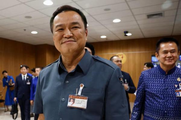 Wakil Perdana Menteri sementara Thailand, Anutin Charnvirakul, dan anggota parlemen Partai Bhumjaithai menghadiri konferensi pers di gedung parlemen, di Bangkok, Thailand, 15 Agustus 2024. REUTERS 