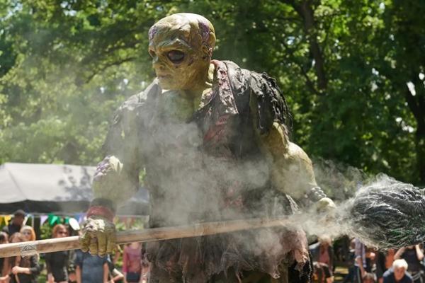 Toxie yang diperankan Peter Dinklage dalam The Toxic Avenger. (FOTO: LEGENDARY PICTURES) 