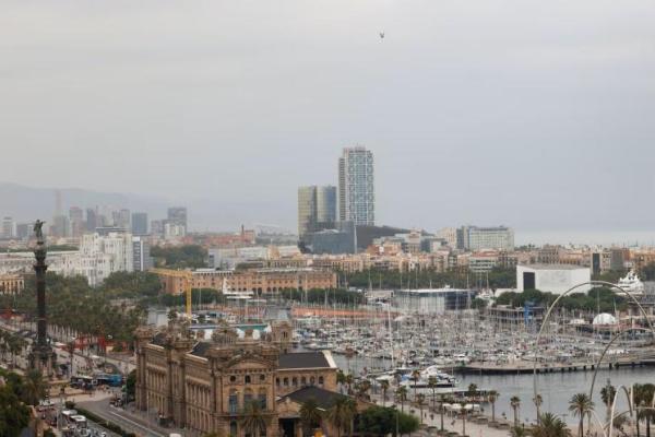 Pemandangan panorama pelabuhan Barcelona, ​​tempat armada kapal kemanusiaan baru akan berangkat ke Gaza, di Barcelona, ​​Spanyol, 28 Agustus 2025. REUTERS 