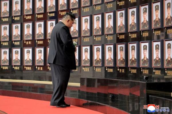 Pemimpin Korea Utara Kim Jong memberikan penghormatan kepada para prajurit yang gugur dalam operasi luar negeri Tentara Rakyat Korea, di markas besar Komite Sentral Partai Buruh Korea, di Pyongyang, Korea Utara, dalam foto yang dirilis pada 22 Agustus 2025. KCNA via REUTERS 