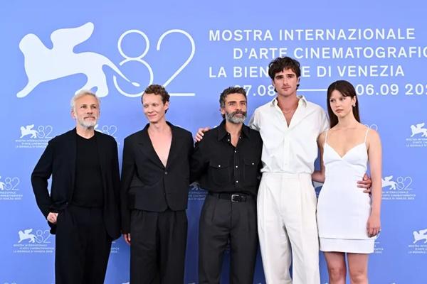 Jacob Elordi bersama rekan-rekannya di film Frankenstein di karpet merah Festival Film Venesia. (FOTO: SHUTTERSTOCK) 