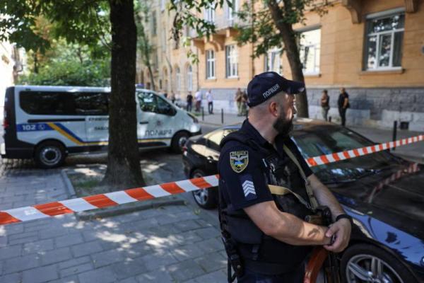Seorang petugas polisi berjaga di lokasi pembunuhan mantan ketua parlemen Ukraina, Andriy Parubiy, di Lviv, Ukraina, 30 Agustus 2025. REUTERS 