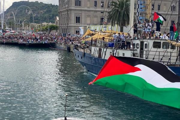 Pemandangan dari atas kapal Familia, sebuah kapal Sumud Flotilla, saat meninggalkan pelabuhan Barcelona. (FOTO: AL JAZEERA) 