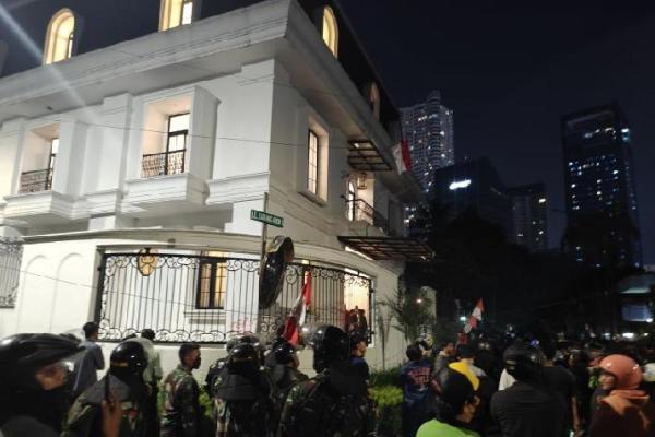 Warga menggeruduk dan menjarah rumah Eko Hendro Purnomo atau Eko Patrio di Jalan Karang Asem 1, Kuningan, Setiabudi, Jakarta Selatan, Sabtu malam, 30 Agustus 2025. (ANTARA/M Riezko Bima Elko Prasetyo) 