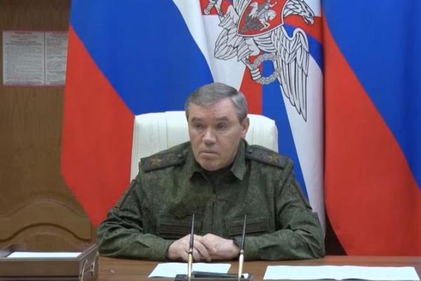 Kepala Staf Umum Angkatan Bersenjata Rusia, Valery Gerasimov, memimpin pertemuan dengan para pejabat militer senior di lokasi yang tidak diketahui, dalam gambar yang dirilis 30 Agustus 2025. Handout via REUTERS 