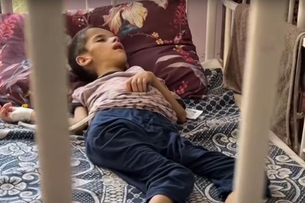 Anak-anak di sebuah klinik di Nuseirat sedang menunggu makanan dan bantuan lainnya di tengah blokade Israel. (FOTO: AL JAZEERA) 
