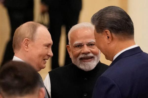 PM India Narendra Modi berbincang dengan Presiden Rusia Vladimir Putin dan Presiden Tiongkok Xi Jinping jelang KTT Organisasi Kerja Sama Shanghai 2025 di Tianjin, Tiongkok, 1 September 2025. Foto via REUTERS 