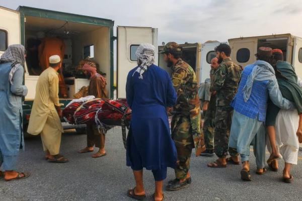 Tentara dan warga sipil Taliban membawa korban gempa bumi ke ambulans di bandara Jalalabad, Afghanistan, 1 September 2025. REUTERS 
