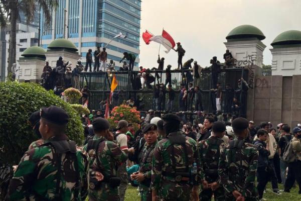 Aparat TNI berjaga saat massa unjuk rasa mulai menaiki pagar gedung MPR/DPR RI, Senayan pada Jumat 29 Agustus 2025 (Foto: Ist) 