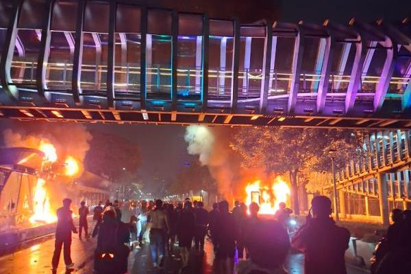 Halte di kawasan Sudirman terbakar saat aksi demonstrasi di Jakarta (Foto: Istimewa) 
