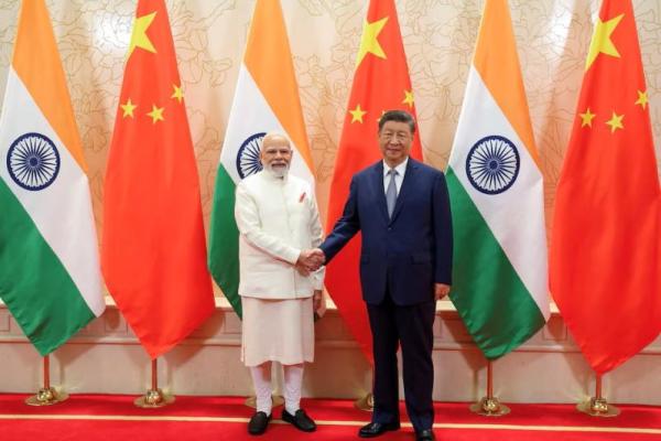 PM India Narendra Modi berjabat tangan dengan Presiden Tiongkok Xi Jinping dalam sebuah pertemuan di Tianjin, Tiongkok, 31 Agustus 2025. Handout via REUTERS 