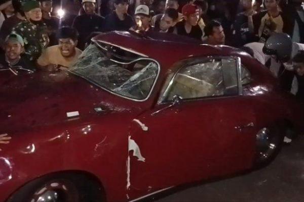 Mobil replika Porsche 356 milik Ahmad Sahroni yang jadi sasaran amukan warga (Foto: Tribun) 