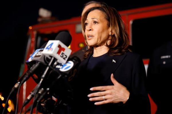 Mantan Wakil Presiden AS Kamala Harris memberikan pernyataan di Altadena, California, AS, 20 Januari 2025. REUTERS 