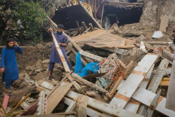 Pria Afghanistan mencari harta benda mereka di antara reruntuhan rumah usai gempa bumi berkekuatan 6 skala Richter melanda Afghanistan, di Dara Mazar, Provinsi Kunar, Afghanistan, 1 September 2025. REUTERS 