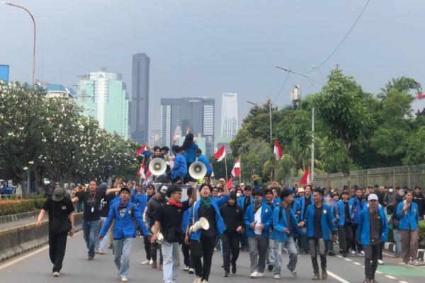 Arsip foto - Massa aksi unjuk rasa di depan Gedung DPR/MPR RI (Foto: M.Habib Saifullah/Katakini.com) 
