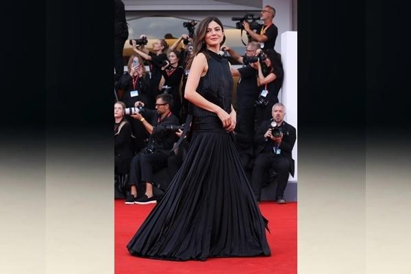 Monica Barbaro di Festival Film Venesia pada 29 Agustus 2025. (FOTO: GETTY IMAGE) 