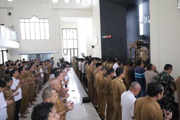 Ribuan massa aksi bersama Gubernur Sulteng Anwar Hafid menunaikan Salat Ghoib untuk almarhum Affan Kurniawan serta seluruh korban insiden yang terjadi di Indonesia belakangan ini (Foto: Ist) 