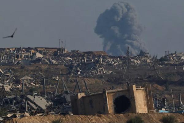 Asap mengepul dari Gaza setelah ledakan, terlihat dari sisi perbatasan Israel, 31 Agustus 2025. REUTERS 