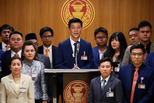 Pemimpin Partai Rakyat Natthaphong Ruengpanyawut berbicara dalam konferensi pers di gedung parlemen di Bangkok, Thailand, 15 Agustus 2024. REUTERS 