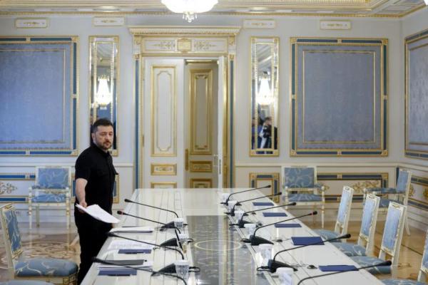Presiden Ukraina Volodymyr Zelenskiy berdiri di dekat meja menjelang pertemuannya dengan Wakil Kanselir Jerman Lars Klingbeil, di Kyiv, Ukraina, 25 Agustus 2025. REUTERS 