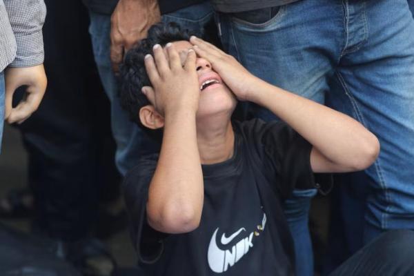 Seorang anak laki-laki berduka saat pemakaman warga Palestina yang tewas dalam serangan Israel di Rumah Sakit Al-Shifa di Kota Gaza, 1 September 2025. REUTERS 
