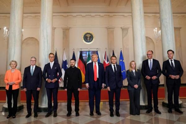 Presiden AS Donald Trump, Presiden Ukraina Volodymyr Zelenskiy, serta para pemimpin negara Eropa dan Sekjen NATO Mark Rutte, berfoto di Gedung Putih di Washington, AS, 18 Agustus 2025. REUTERS 