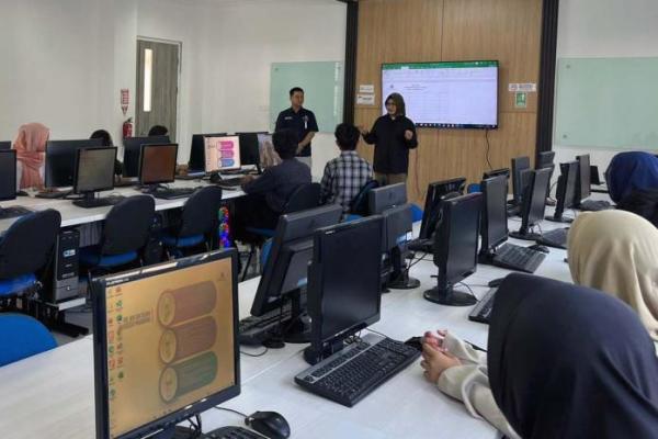 Proses seleksi beasiswa pendidikan S1 di Universitas Paramadina bagi putra dan putri driver Gojek. Foto: dok. katakini 