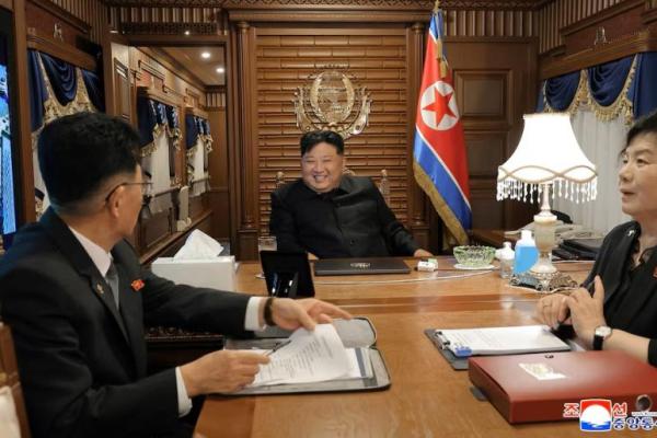 Pemimpin Korea Utara Kim Jong Un bepergian dengan kereta api saat meninggalkan Pyongyang menuju Tiongkok, dalam gambar yang dirilis pada 2 September 2025. KCNA via REUTERS 