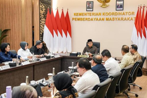 Menko Muhaimin saat memimpin Rapat Tingkat Menteri di Kantor Kemenko PM yang membahas percepatan pemberdayaan ekonomi kelas menengah di Jakarta (Foto: Ist) 