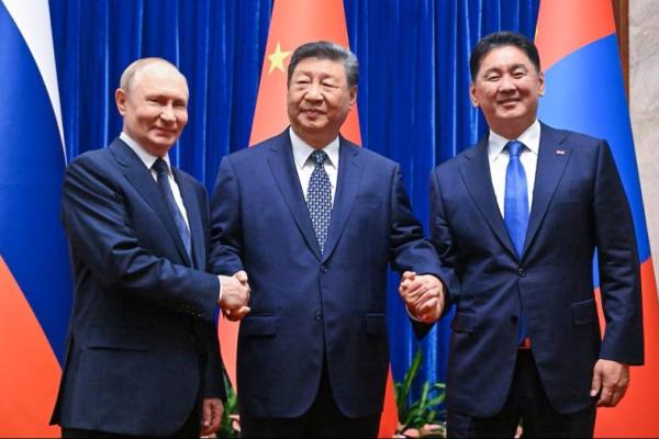 Presiden China Xi Jinping menghadiri pertemuan dengan Presiden Rusia Vladimir Putin dan Presiden Mongolia Ukhnaagiin Khurelsukh di Beijing, Tiongkok, 2 September 2025. Sputnik via REUTERS 