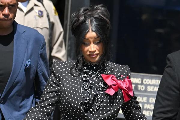 Cardi B usai menghadiri pengadilan di Los Angeles pada Selasa (2/9/2025). (FOTO: BACKGRID) 