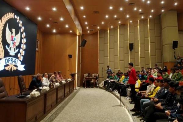 Sejumlah elemen organisasi mahasiswa, baik badan eksekutif mahasiswa (BEM) universitas maupun organisasi mahasiswa audiensi dengan para pimpinan DPR RI, Rabu (3/9). (Foto: Ist/Jurnas) 