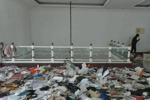 Penampakan dalam rumah Surya Utama atau yang kerap disapa Uya Kuya usai dijarah massa (Foto: ANTARA/Fakhri Hermansyah) 