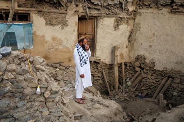 Seorang pria Afghanistan berdiri di tengah reruntuhan rumah yang runtuh setelah gempa bumi yang mematikan di Dara Noor, Jalalabad, Afghanistan. REUTERS 