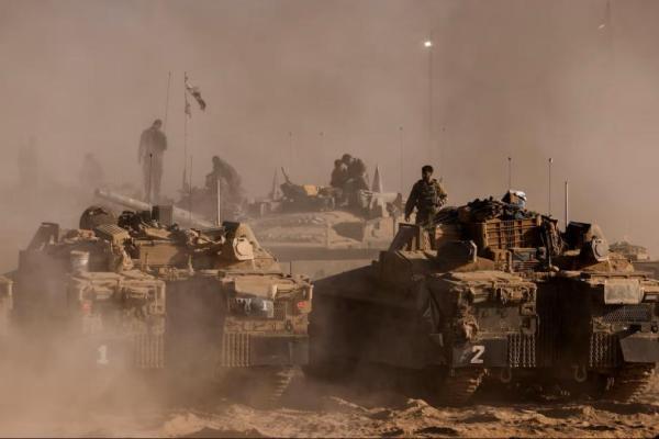 Seorang prajurit Israel berdiri di atas kendaraan militer di perbatasan Israel-Gaza, terlihat dari Israel, 26 Agustus 2025. REUTERS 
