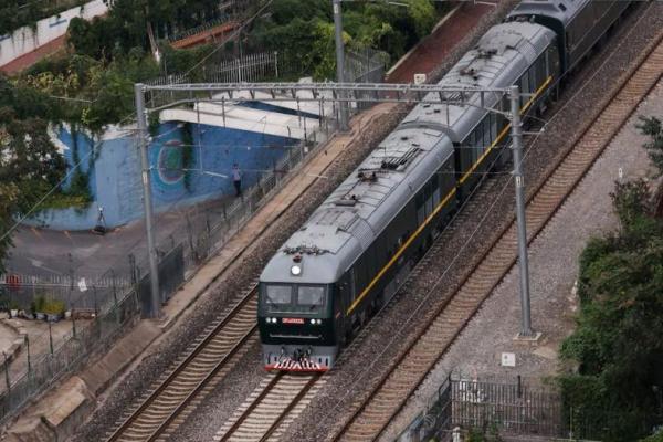 Seorang masinis berjalan di samping kereta HRCS2 Hyundai Rotem milik Kereta Api Ukraina yang terkena serangan pesawat nirawak Rusia, di Kyiv, Ukraina, 28 Agustus 2025. REUTERS 