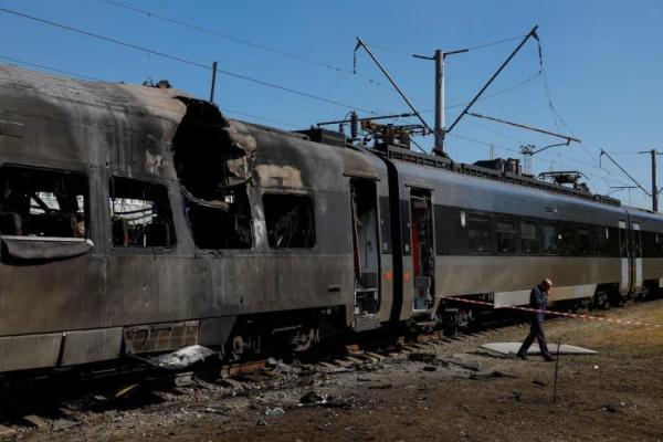 Seorang masinis berjalan di samping kereta HRCS2 Hyundai Rotem milik Kereta Api Ukraina yang terkena serangan pesawat nirawak Rusia, di Kyiv, Ukraina, 28 Agustus 2025. REUTERS 