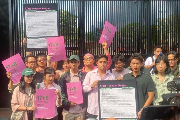 Kelompok Kolektif 17+8 Indonesia Berbenah saat menyerahkan dokumen fisik 17+8 tuntutan rakyat (Foto: Ist/Katakini.com) 